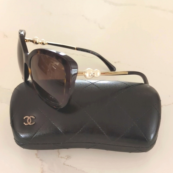 CHANEL Tortuse Pearl Polarized Sunglasses - Picture 13 of 13